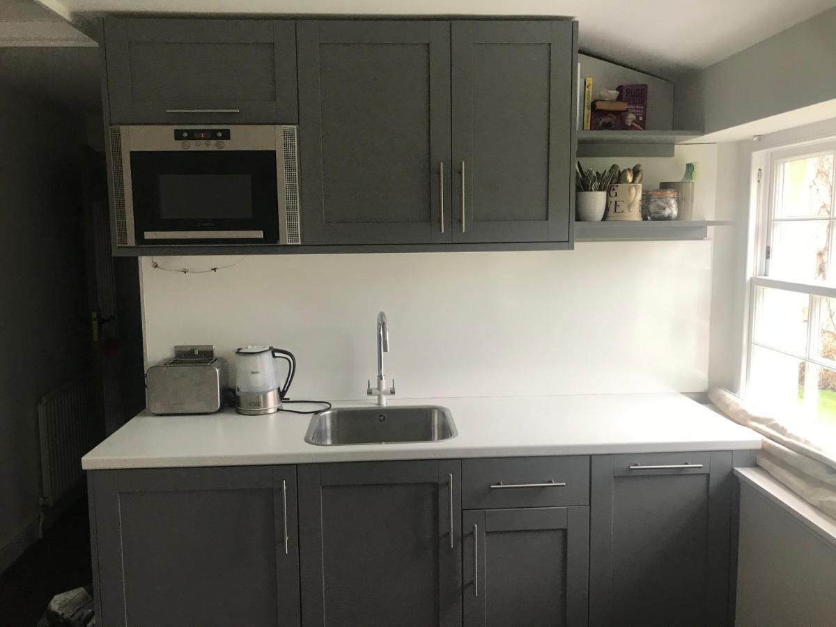 The Old Post Office Studio Apartment In A Beautiful Cotswold Village 시런세스터 외부 사진